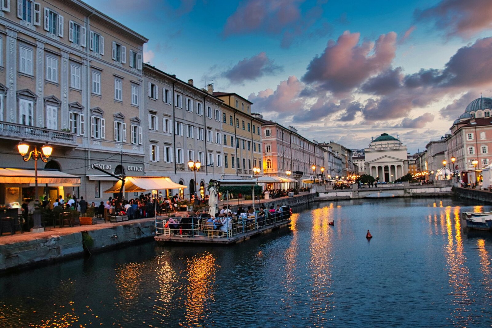 Canal Grande di Trieste con i palazzi storici illuminati al tramonto