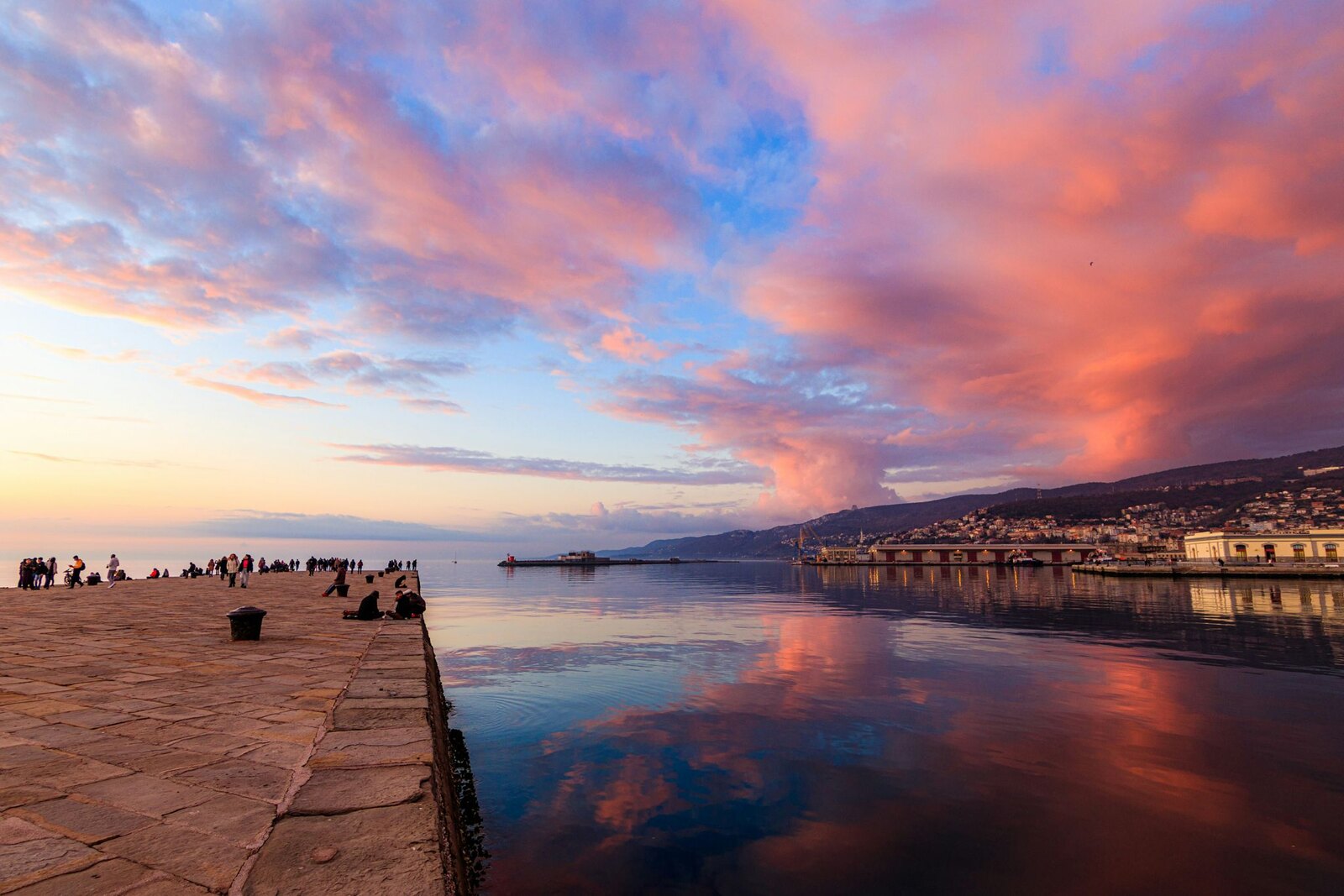 Molo Audace di Trieste al tramonto, cielo rosa sull'Adriatico