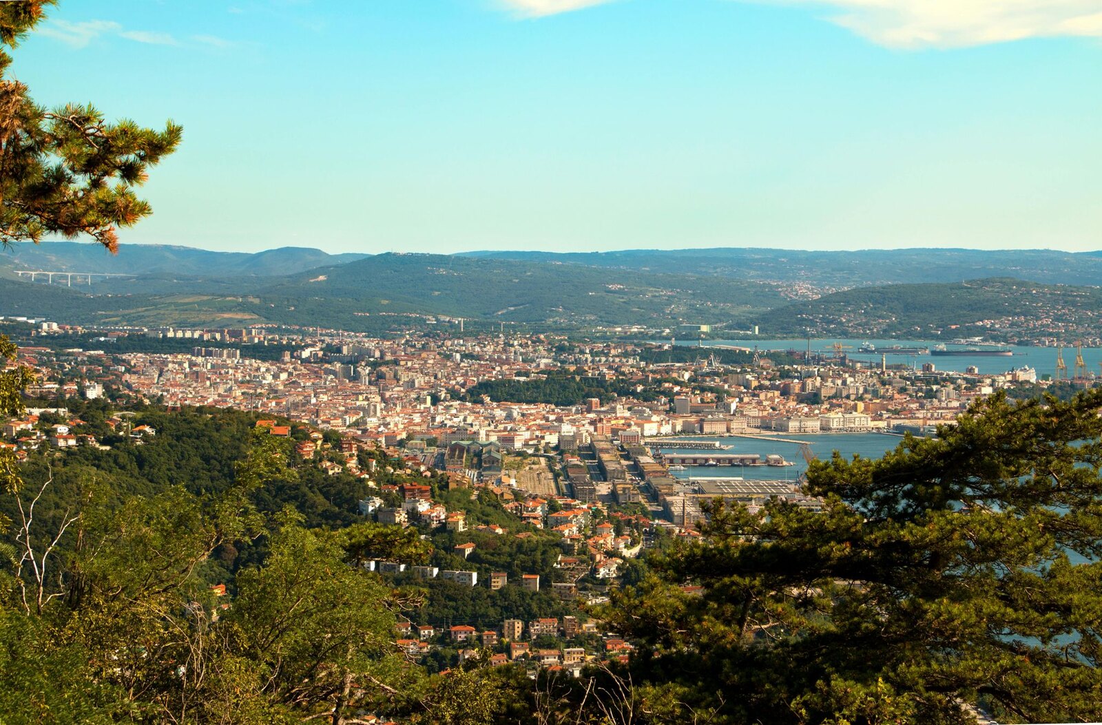 Vista panoramica di Trieste dall'alto, città e mare